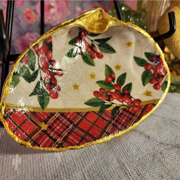 DECOUPAGE CLAM SHELL DECOUPAGE CHRISTMAS HOLLY ON A CLAM SHELL TRINKET DISH - Picture 2 of 10